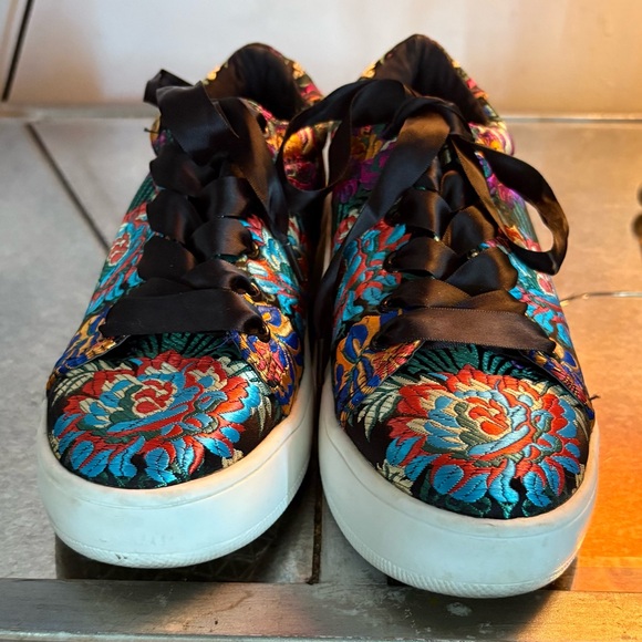 Steve Madden Brody Embroidered Women's Sneakers - Picture 2 of 8